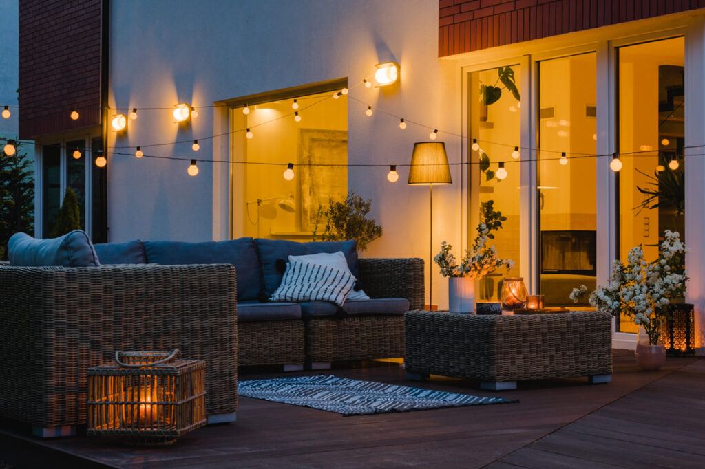 Aménagement extérieur d'une terrasse la nuit