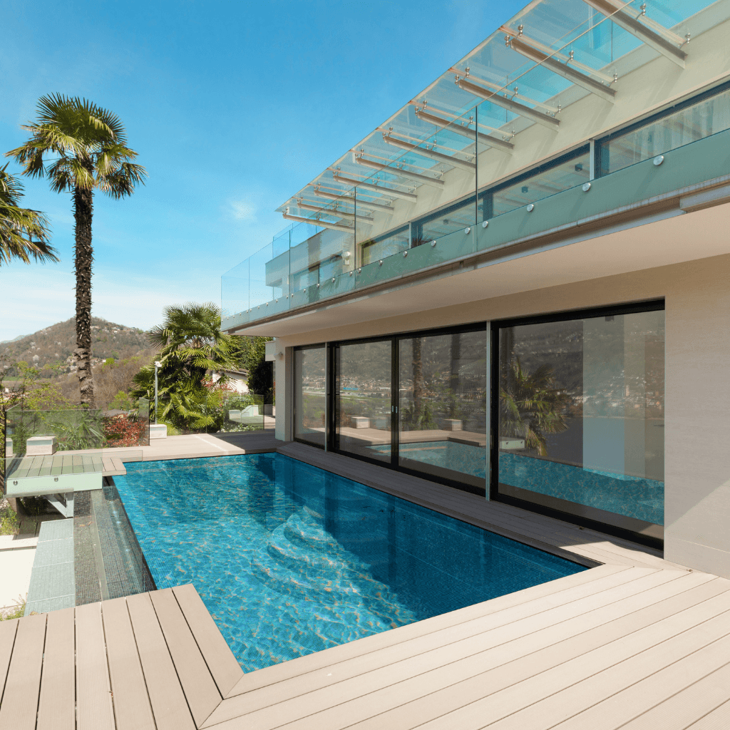 maison d'architecte avec piscine et terrasse bois